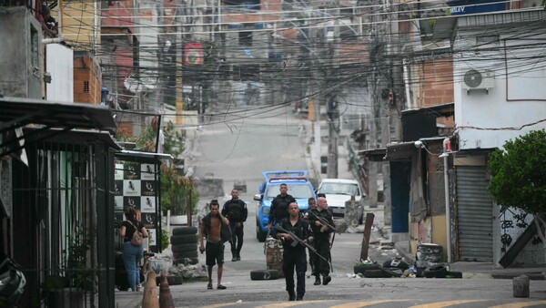 Habitantes de las favelas en Río de Janeiro hallan 40 cadáveres tras la operación policial