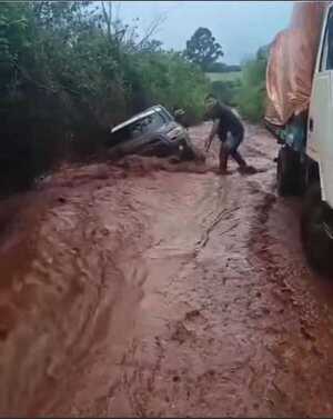 Popular / Camioneta de USF opa'ã en raudal en Edelira 