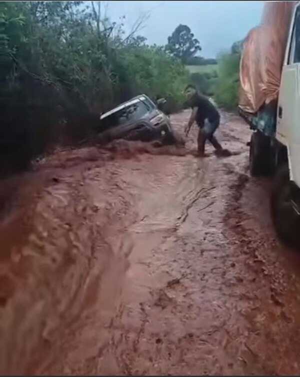 Popular / Camioneta de USF opa'ã en raudal en Edelira