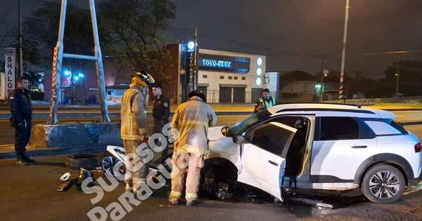 Diario HOY | Vehículo atropelló bloque de cemento cerca del viaducto de Mariano R. Alonso