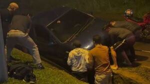 “Esto es Paraguay”: El auto cayó en una zanja y desconocidos se unieron a ayudar