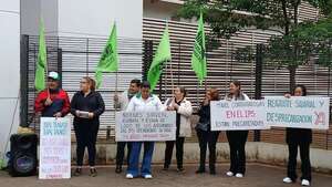 Enfermeros contratados protestan frente a IPS Ingavi - Nacionales - ABC Color