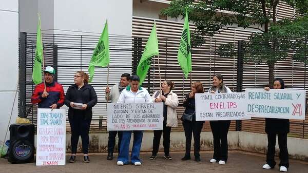 Enfermeros contratados protestan frente a IPS Ingavi - Nacionales - ABC Color