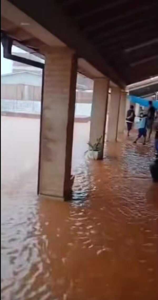 Popular / Escuela se convirtió en ñembo arroyo en minutos y suspendieron las clases