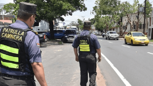 Caminera prohíbe luces de colores y protectores de chapas - Noticiero Paraguay