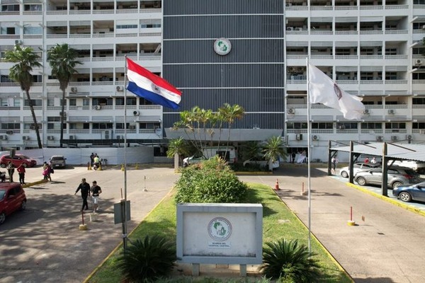 Protestan enfermeros de IPS en reclamo de equiparación salarial y desprecarización - ADN Digital