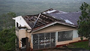 Medio millón de jamaiquinos sin electricidad tras el devastador paso del huracán Melissa