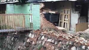 Popular / Una casa fue a parar al cause de un arroyo