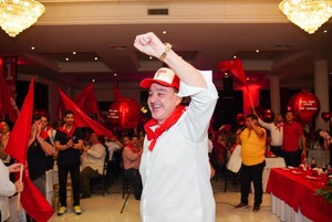 Popular / Desesperada estrategia: Desmienten renuncia de Vaesken inventada por diario'i