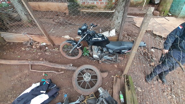 Aprehenden a joven mientras desarmaba motocicleta robada en barrio Sagrada Familia