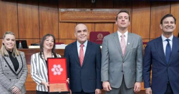 La Nación / Senadores rindieron homenaje a Nelly Gaona, locutora de Nación Media
