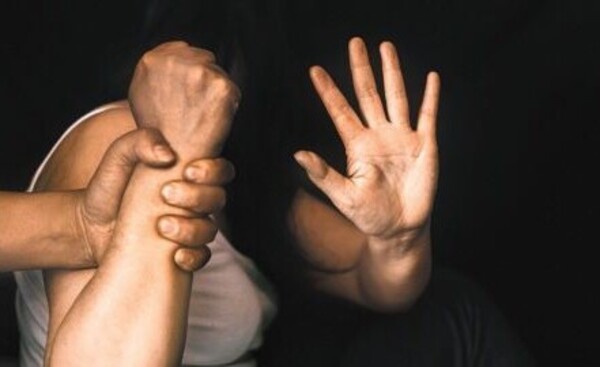 Dos hombres reciben penas de 12 y 13 años de cárcel por abuso sexual