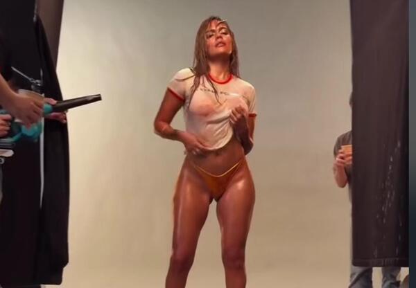 Popular / (VIDEO) ¡Explosiva... Así posó Karol G!