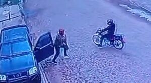 Popular / Motochorros asaltan a un empresario y su empleado que volvían de un banco