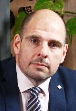 Fiscal pide en tiempo récord desestimar denuncia contra exsocio de Santi Peña - Política - ABC Color