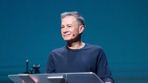 Peña recibe bendición de polémico pastor