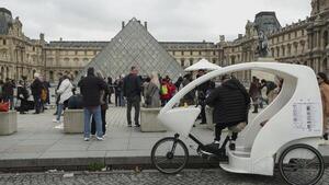 Detienen a cinco nuevos sospechosos del robo de joyas en el Museo del Louvre