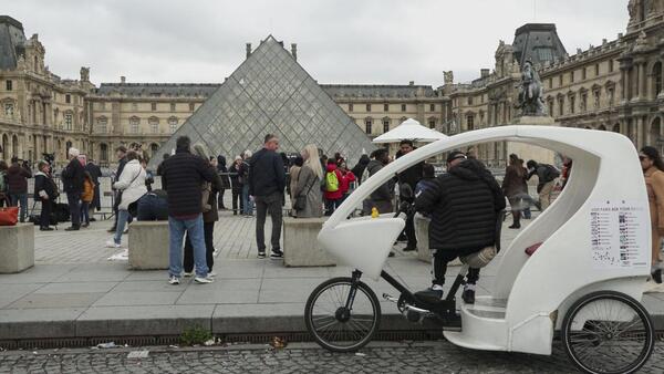 Detienen a cinco nuevos sospechosos del robo de joyas en el Museo del Louvre