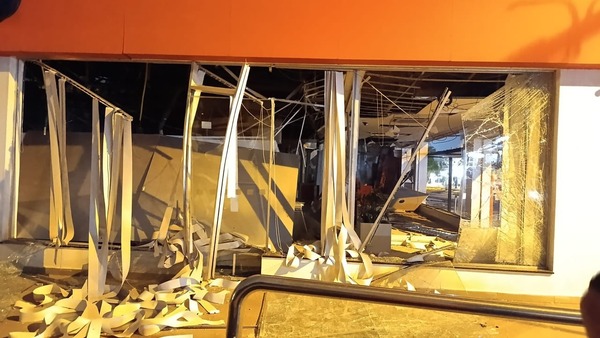 Asalto tipo comando en Katueté: hacen volar sucursal del banco Itaú con explosivos - ADN Digital