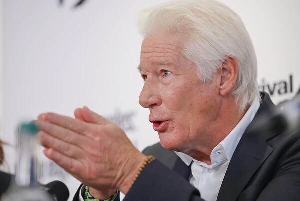 Richard Gere defiende a los pueblos indígenas e informe Survival