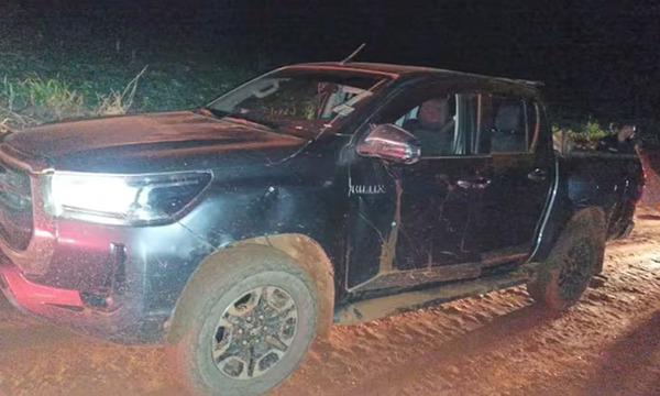 Asaltantes del banco abandonaron camioneta con el motor en marcha tras enfrentarse a la Policía - OviedoPress