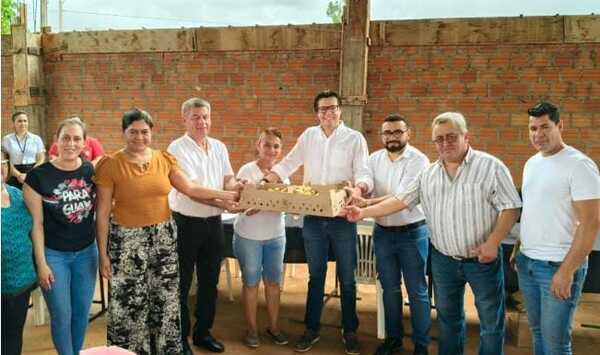 Popular / Muni de Santa Rita entregó 9 mil pollitos a familias rurales