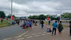 Nativos mantienen cierre intermitente en la Ruta PY02 desde hace un mes en Caaguazú - Nacionales - ABC Color