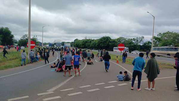Nativos mantienen cierre intermitente en la Ruta PY02 desde hace un mes en Caaguazú - Nacionales - ABC Color