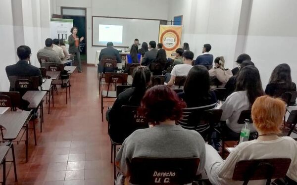 Realizan feria de libros y capacitación de Bases de Datos en Coronel Oviedo