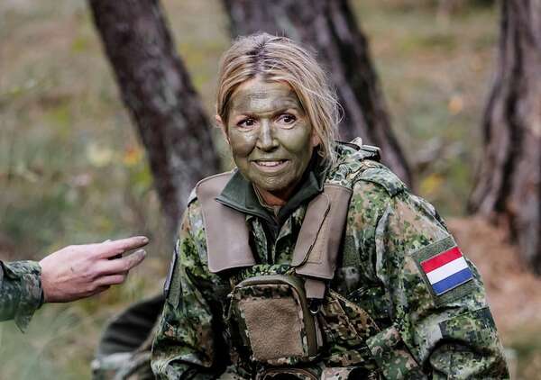Máxima de Holanda y las increíbles fotos de su entrenamiento militar - Gente - ABC Color