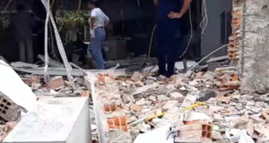 Hallan más de 20 bolsas de dinero bajo los escombros: robo superaría los USD 900.000