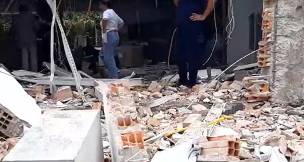 Hallan más de 20 bolsas de dinero bajo los escombros: robo superaría los USD 900.000