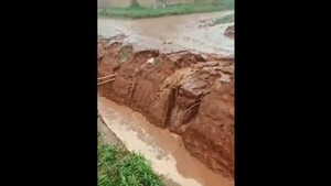 Peligrosa zanja de la muni de Capiatá: vecinos temen que se caigan las casas