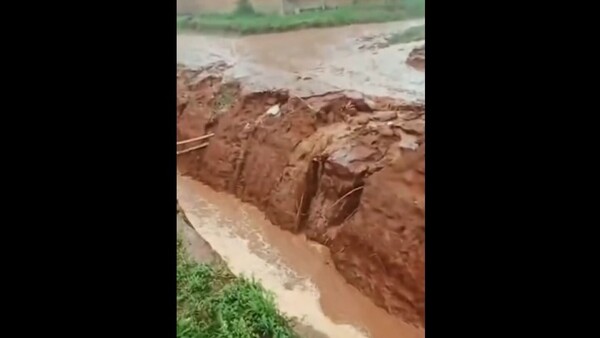 Peligrosa zanja de la muni de Capiatá: vecinos temen que se caigan las casas