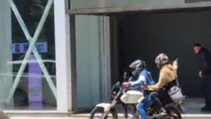 Video: Dan culatazo en la cabeza a cambista y le roban dinero en CDE
