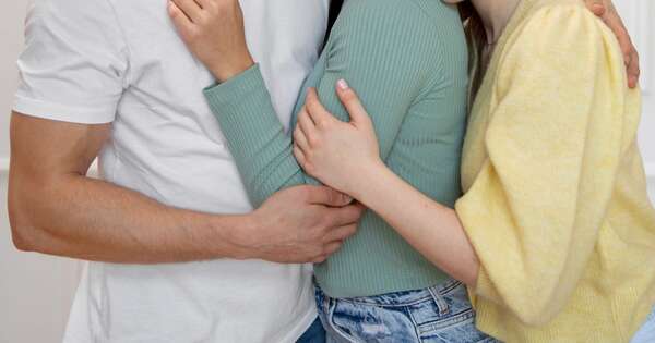 La Nación / Más de dos, más cuidado: expertos advierten sobre los límites y la confianza en los tríos