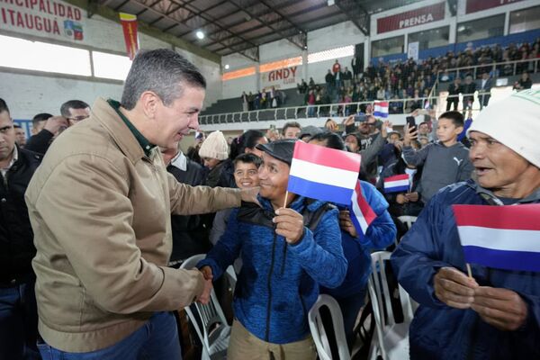 GOBIERNO DEL PARAGUAY ENTREGA 235 VIVIENDAS A FAMILIAS DEL DEPARTAMENTO CENTRAL