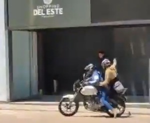 Asaltan a un cambista frente al Shopping del Este