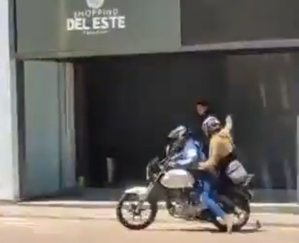 Asaltan a un cambista frente al Shopping del Este