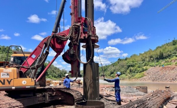 Verifican avances de la construcción del puente sobre el río Monday