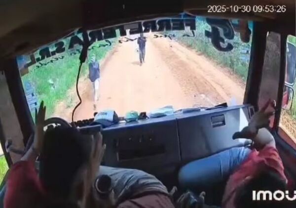 Popular / (VIDEO). Repartidores de una ferretería fueron emboscados a balazos por mondaha