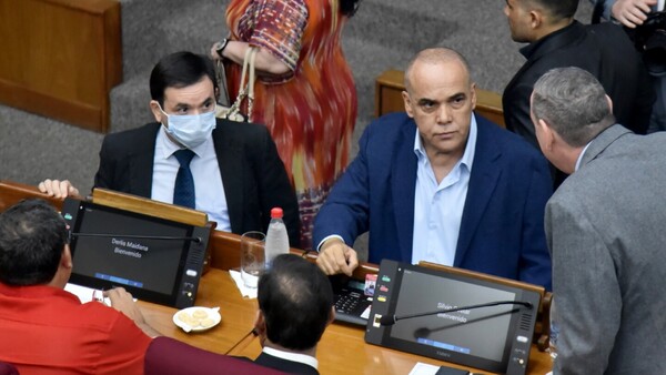 Titular del Congreso admite que hubo aumentazos para sus leales