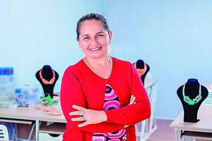 Cateura Accesorios: la belleza reciclada que transforma el Bañado