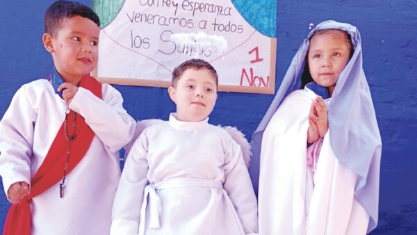 Colegio dice “no” al Halloween y festeja el Día de Todos los Santos