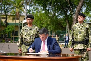 Santiago Peña declara terroristas al PCC y Comando Vermelho - trece