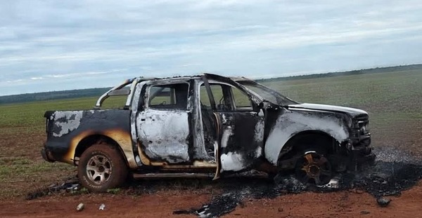 Hallan incendiada una de las camionetas que participó del asalto a banco en Katueté