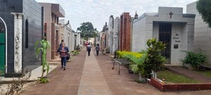 Campo Santo de Encarnación comienza a recibir a familias por el Día de los Fieles Difuntos