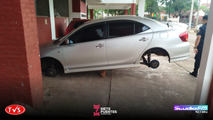 DELINCUENTES ROBAN LAS CUATRO RUEDAS DE UN VEHÍCULO EN EL BARRIO KA’AGUY RORY - «TVS DIGITAL»