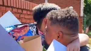 Papá regresó del extranjero y sorprendió a su hijo