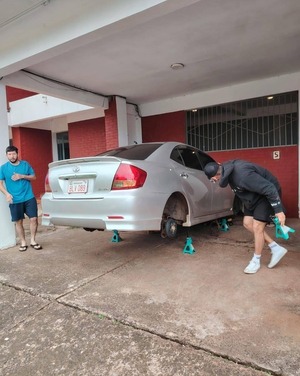 Encarnación: Roban las cuatro ruedas de un vehículo en el Barrio Ka’aguy Rory